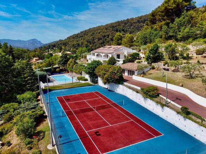 Villa pour 10 personnes, avec Balcon et Terrasse ainsi que Jacuzzi et Jardin