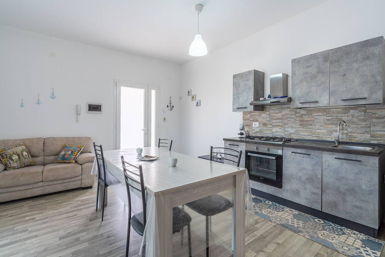 Appartement entier, Appartement 'Sole Vue Jardin' avec Vue Mer, Wi-Fi et Climatisation in Fontane Bianche, Cassibile