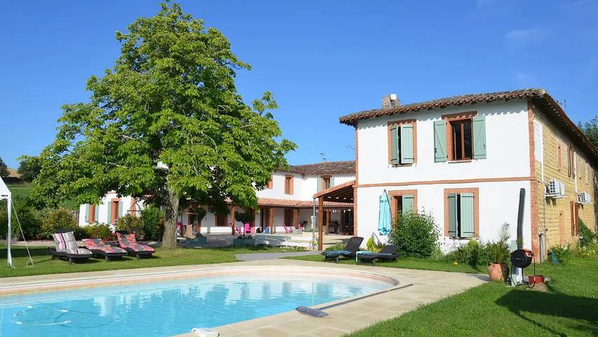 Location de vacances pour 3 personnes, avec piscine ainsi que jacuzzi et balcon à Rabastens