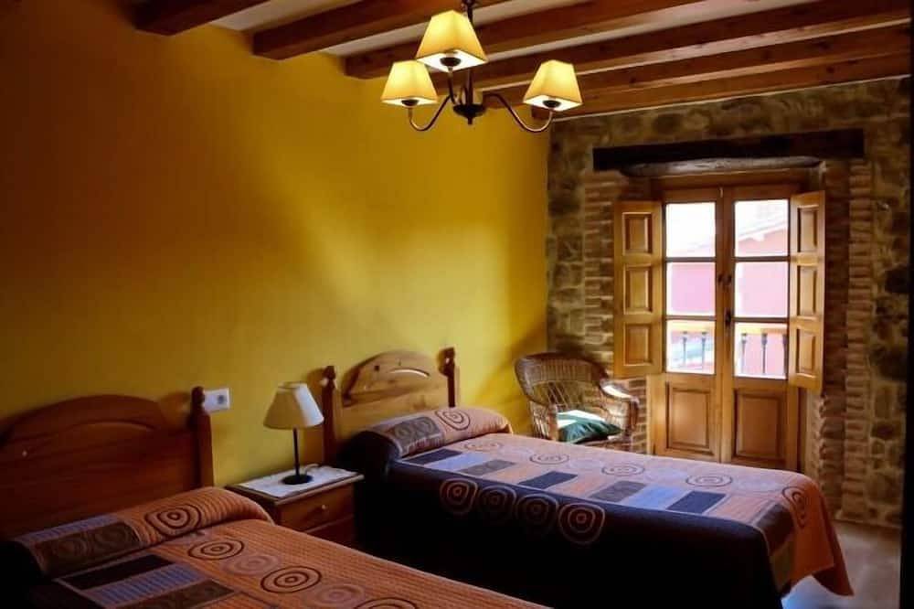 House with garden and fireplace for 4 people (La casa de Consuelo 2) in Torrelavega, Cantabrian Coast