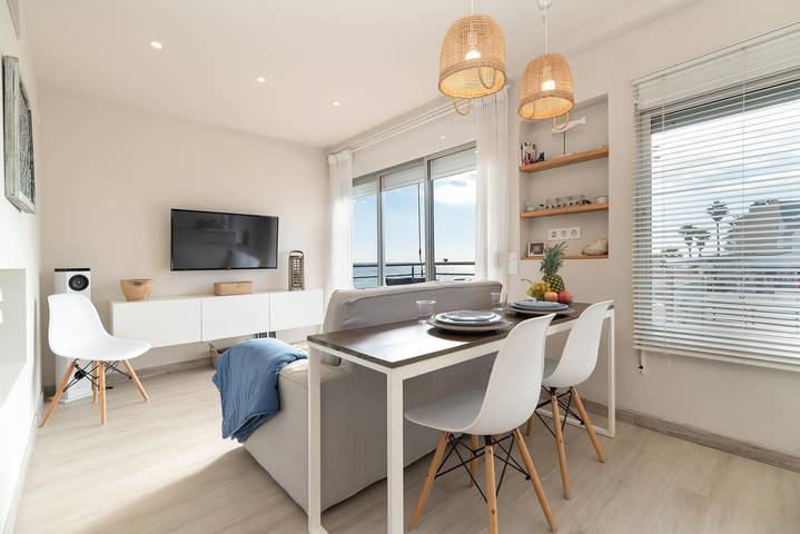 Ganze Wohnung, Haustierfreundliche Wohnung mit Meerblick renoviert mit Meerblick, Pool, Wlan, Klimaanlage, Terrasse in Platja de Gavà (Gavà), Gavà