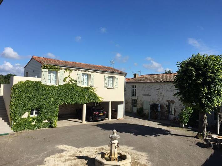 Gîte en plein bourg avec terrasse ensoleillée, vélos à disposition et parking – proche thalasso et plages in Talmont-Saint-Hilaire, Vendée