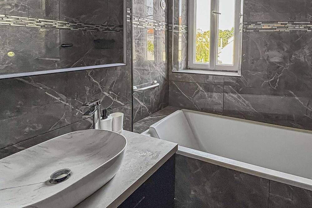 Villa with jacuzzi, sauna, cinema - near Paris in Triel-sur-Seine, Yvelines
