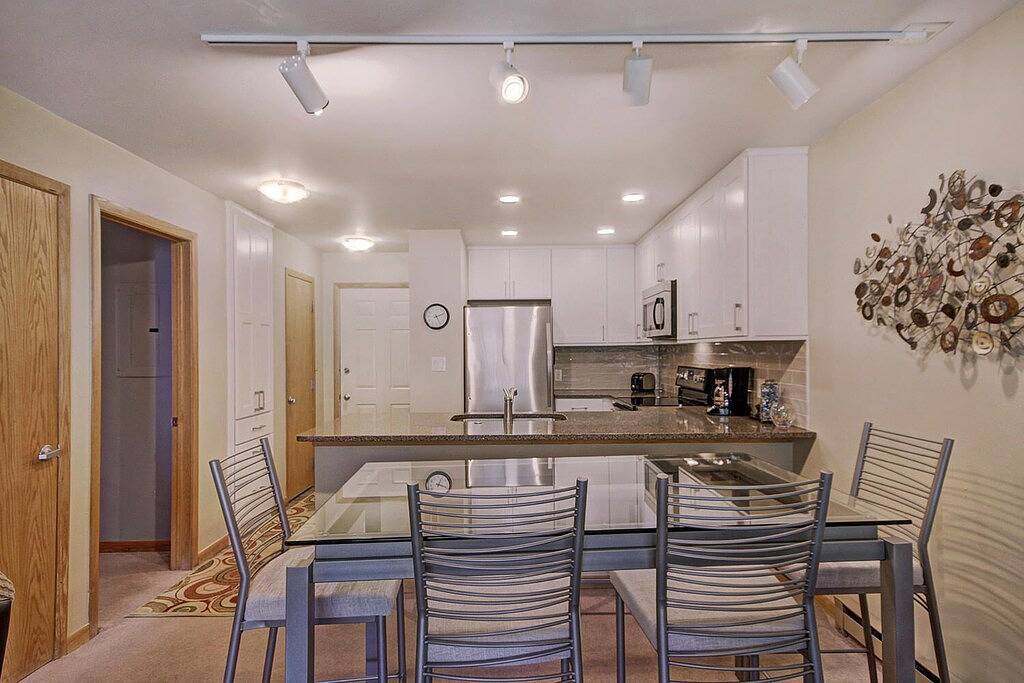 Ganze Wohnung, Pet Friendly- Walk, Shuttle zum Keystone Aktivitäten, Restaurants. Deck mit Blick auf den Fluss und die Berge in Arapahoe Basin