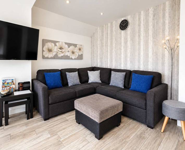 Modern Beachfront Bungalow with Ocean Views in Pevensey, Sussex Est
