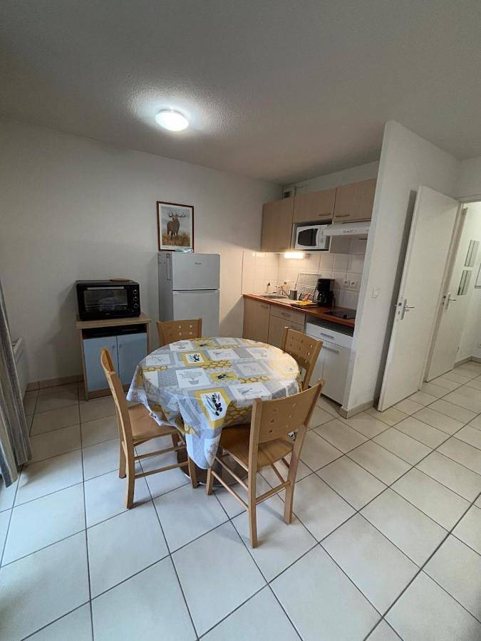 Appartement de vacances pour 4 personnes, avec piscine ainsi que balcon et vue