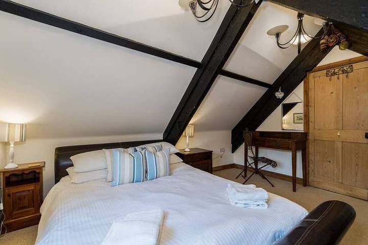 Historic Osborne House very close to the beach in Looe, Cornualles