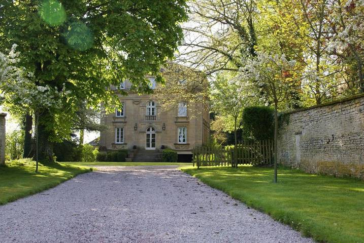 Villa pour 16 personnes, avec vue et piscine ainsi que terrasse et jardin, animaux acceptés