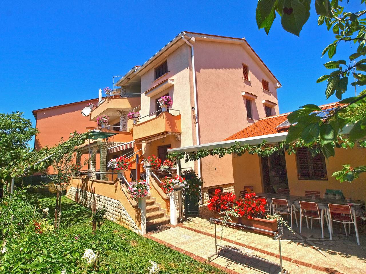 Ganze Wohnung, Ferienwohnung für 3 Personen mit Terrasse in Fazana, Südküste Istrien