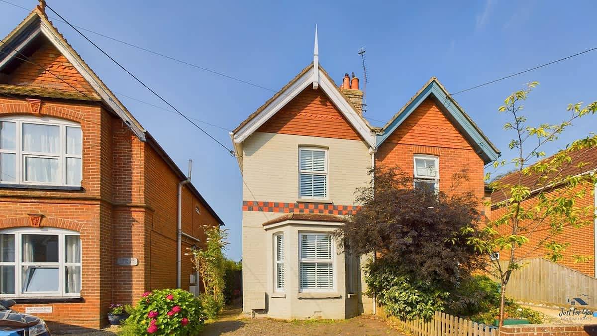 Blackberry Cottage, Bembridge | Accessible Coastal in Bembridge, Isle of Wight
