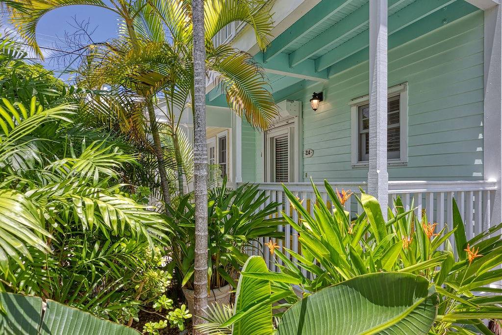 \"Blue Bungalow\" ~ 2 Schlafzimmer Reihenhaus in Truman Annex Community mit Pool! in Key West, Lower Keys