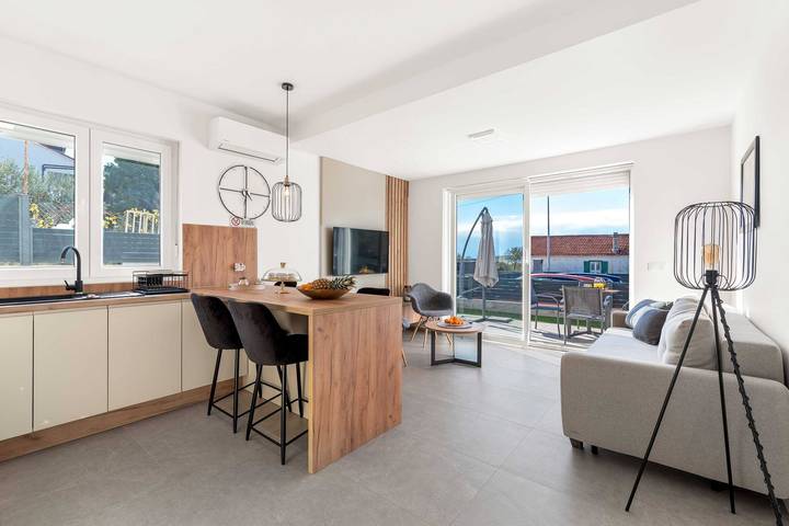 Ferienwohnung für 4 Personen, mit Balkon und Terrasse in Sibenik - 2