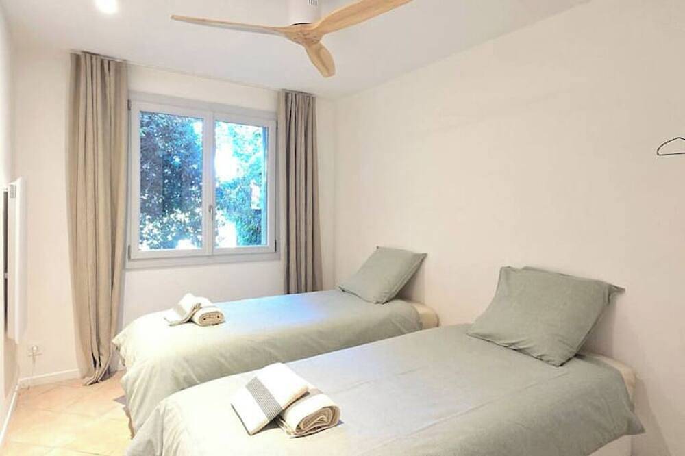 Warm, air-conditioned cottage in Domaine des Lions. in Sérignan, Côte d'Améthyste