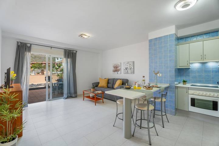 Ferienhaus 'Chasna Sunset' mit Gemeinschaftspool, privater Terrasse und WLAN in Adeje, Teneriffa Süd