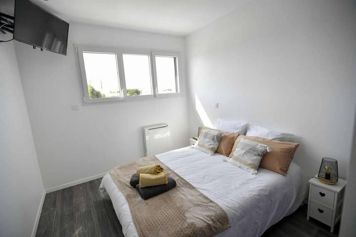 Location de vacances pour 8 personnes, avec terrasse ainsi que piscine et jardin à Sainte-Soulle - 3