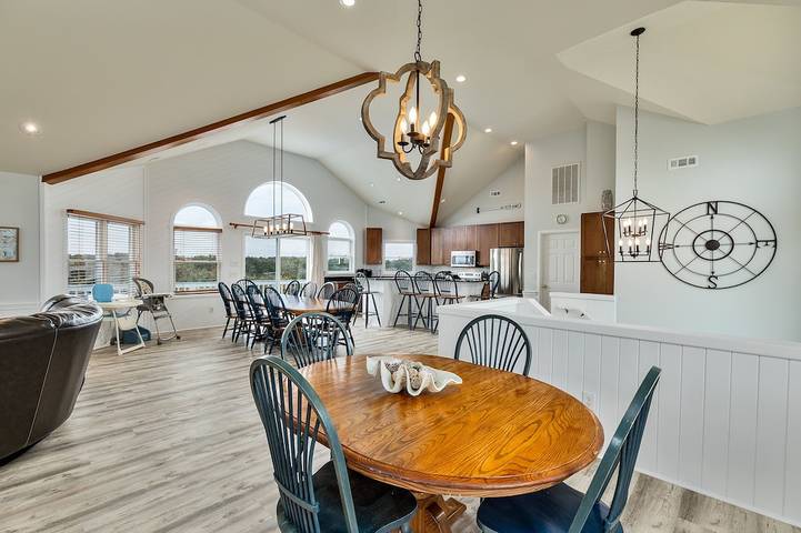 Vacation rental for 16 people, with pool and terrace as well as hot tub in Corolla