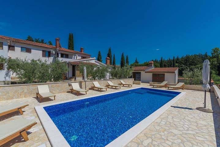 Ferienhaus für 10 Personen, mit Balkon/Terrasse und Garten sowie Pool in Porec und Umgebung