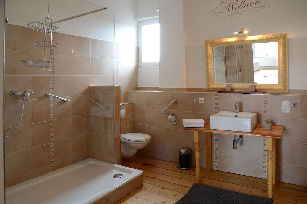 Ganze Wohnung, Kernsanierter Altbau inklusive Kachelofen, Flügeltüren und direktem Wasserblick in Harburg (Hamburg), Hamburg