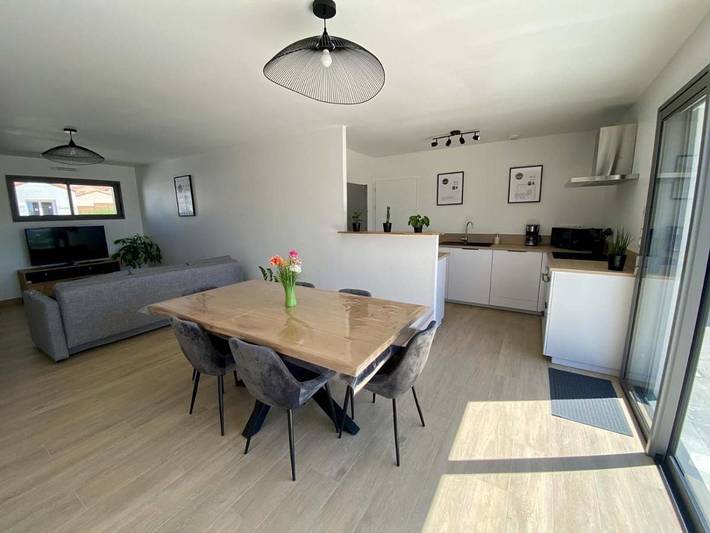 Location de vacances pour 6 personnes, avec terrasse ainsi que vue et jardin à Chambretaud - 3