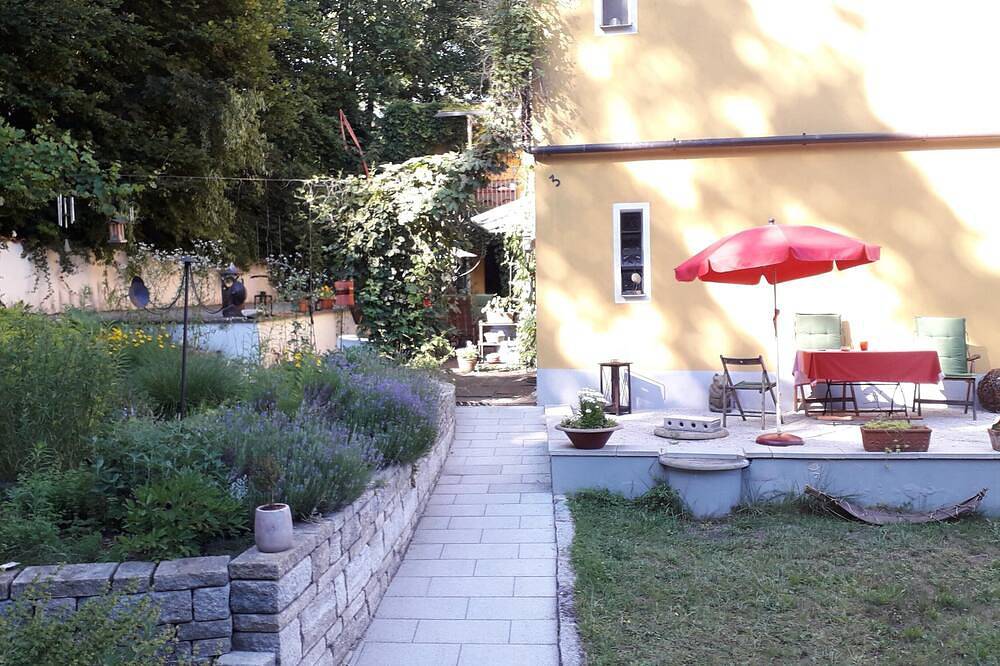 Ganze Wohnung, Zentrumsnahe  Dachwohnung in grüner Oase in Lauf an der Pegnitz, Frankenalb