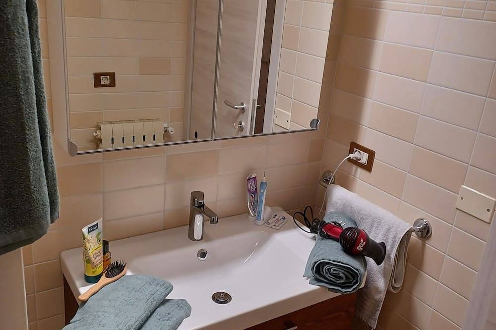 Cały apartament, # 208 Casa Allegro dla 4 osób, basen, widok na jezioro in Gardola, Tignale