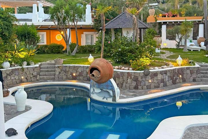 Appartamento per 3 persone, con Terrazza e Idromassaggio nonché Giardino e Piscina in Panarea