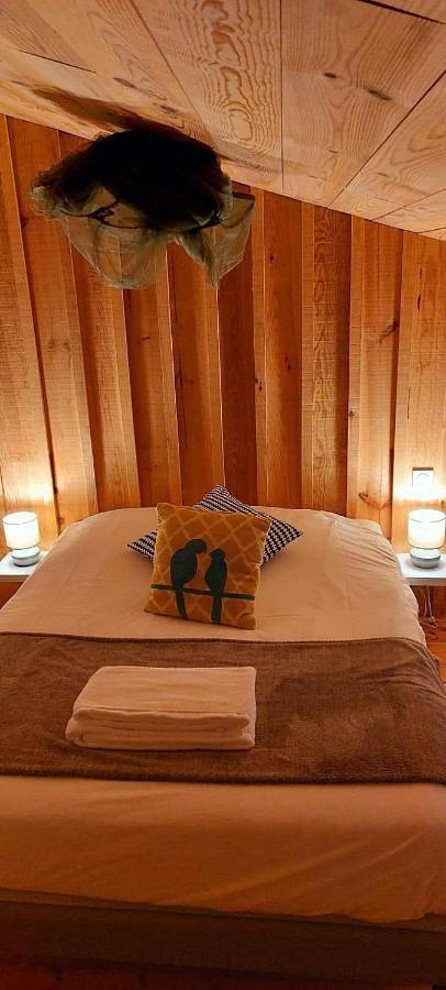 Location de vacances pour 2 personnes, avec Balcon et Jacuzzi ainsi que Terrasse et Jardin à Chaix