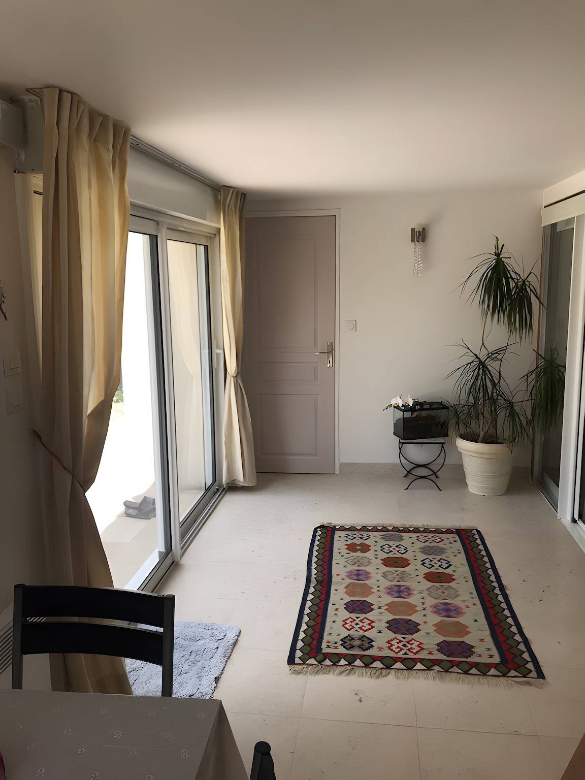 Guest Room in Louvigny with Wi-Fi, Garden, and Breakfast Included in Louvigny, Caen Området