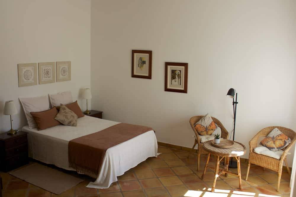Wunderbares Haus, 6 Schlafzimmer, Garten,  Pool - Budens, 3km von Salema Strand in Budens, Faro Distrikt