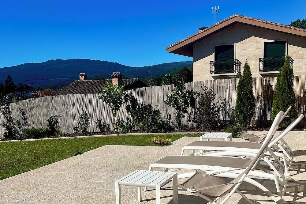 Modern Artistic House with Mountain Views and Garden in Praia fluvial de Mondariz-Balneario (Mondariz-Balneario), Mondariz-Balneario