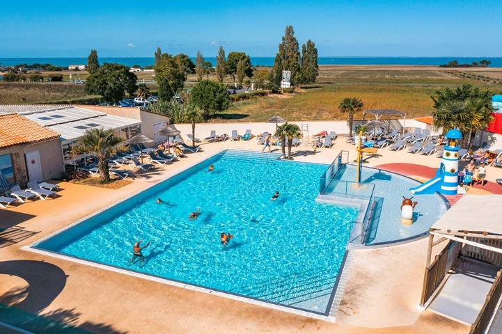 Camping pour 5 personnes, avec terrasse ainsi que piscine et sauna, adapté aux familles
