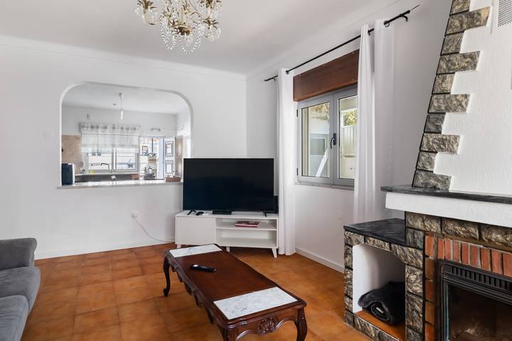 Ferienhaus 'Vivenda Alves' mit Bergblick, Wlan und Klimaanlage in Charneca de Caparica e Sobreda, Halbinsel von Setúbal