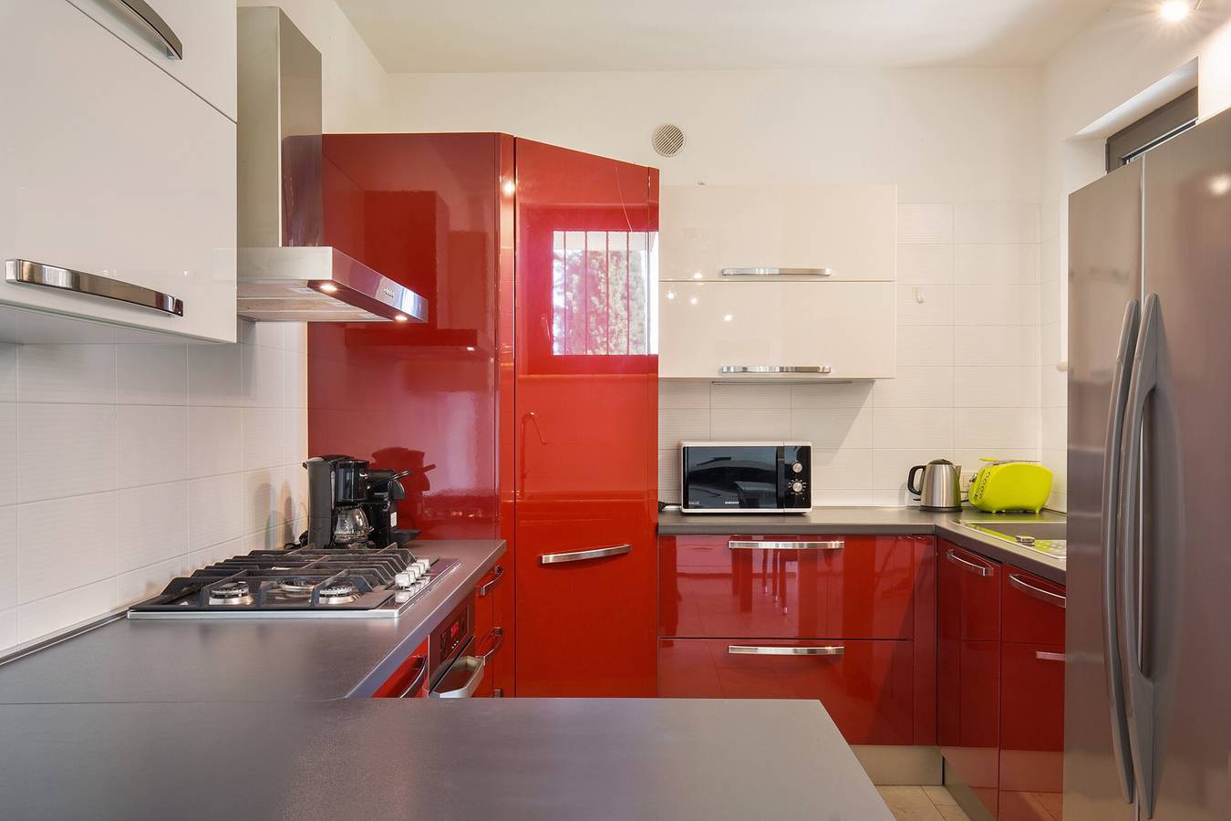Appartement entier, Villa Loncrino : Rez-de-chaussée spacieux avec patio, jardin et piscine in Torri del Benaco, Montagnes autour du lac de Garde