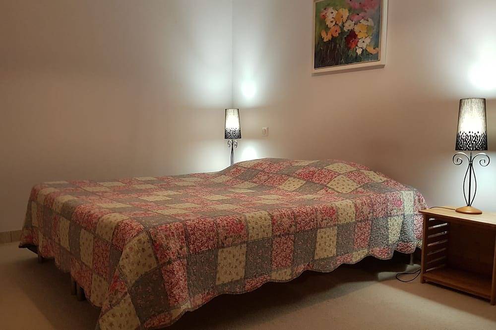 Hyper center, single storey with large quiet terrace on the ramparts. in Dinan, Dinan region