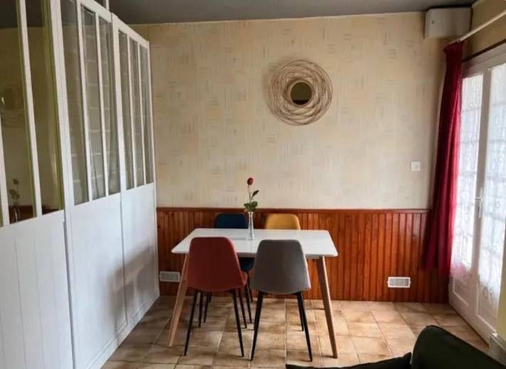 Gîte pour 3 personnes, avec piscine ainsi que vue et terrasse, animaux acceptés à Orincles