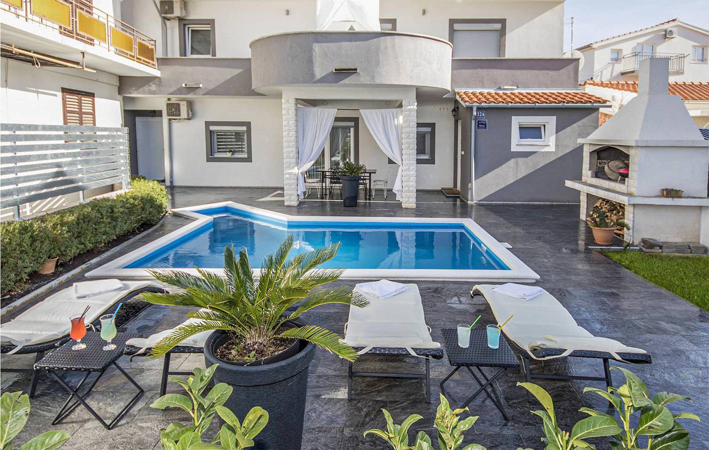 Gemütliche 150 m² große Wohnung mit Pool und Terrasse, 700 m vom Strand entfernt in Vodice, Šibenik-Knin