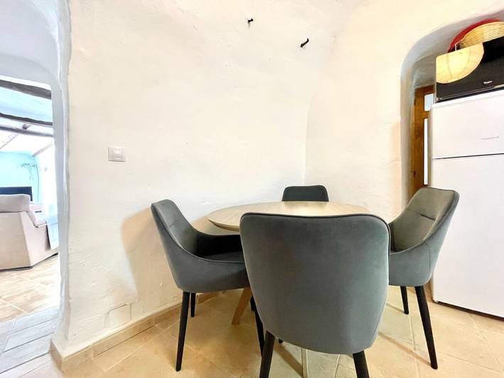 Cueva para 4 personas, con piscina además de terraza y jardín, Familias con niños en Comarca de Baza - 3