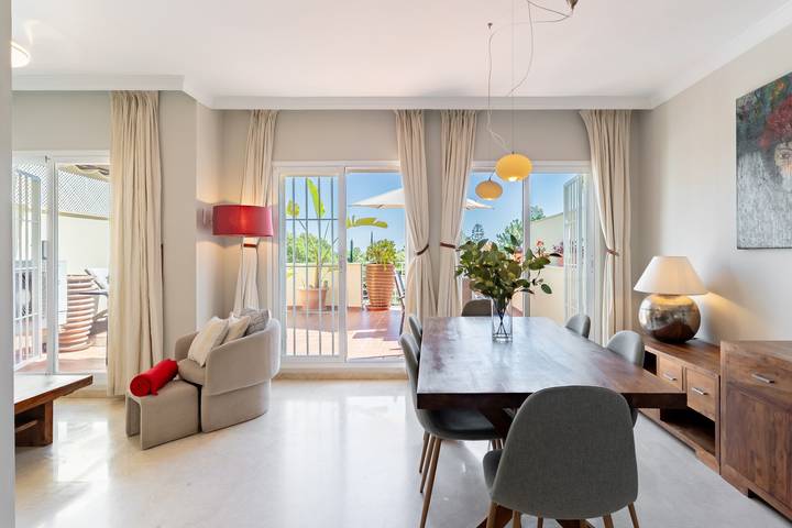 Apartamento entero, Apartamento 'Lechuza Elviria Marbella 2' con piscina compartida, Wi-Fi y aire acondicionado. in Marbella Este, Marbella