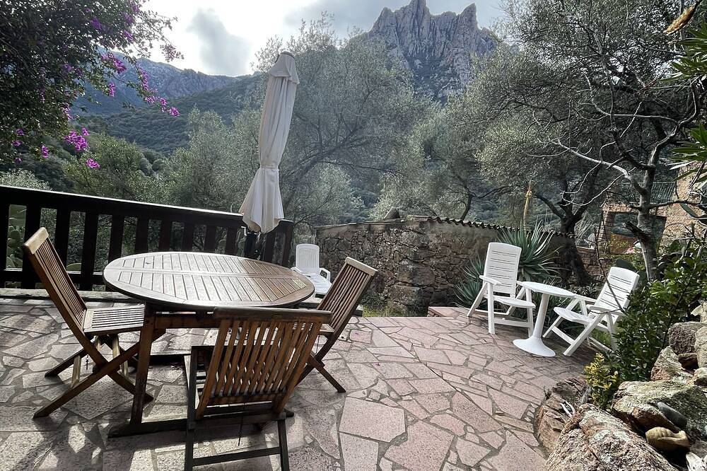 Entire apartment, Sunny green setting in Porto (Corsica), Ota