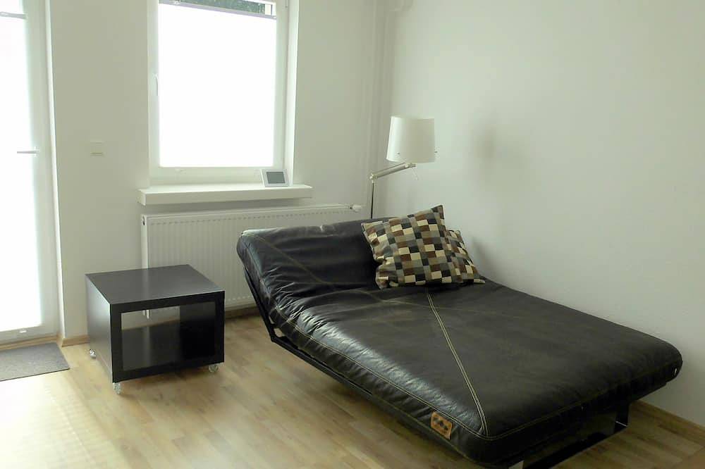 Ganze Wohnung, Moderne Ferienwohnung direkt am See - Terrasse + Angelmotorbootverleih in Strasen, Wustrow (Mecklenburgische Seenplatte)