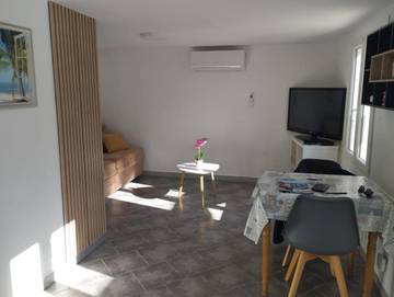 Location de vacances pour 2 personnes, avec jardin ainsi que terrasse et vue à Le Revest-les-Eaux