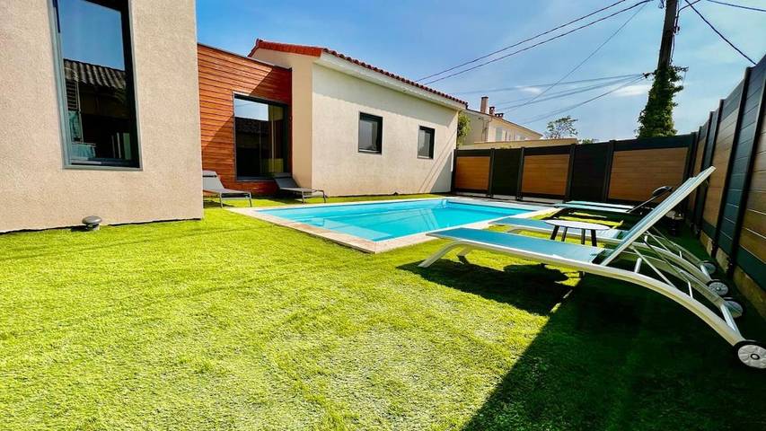 Villa pour 8 personnes, avec jardin et sauna ainsi que piscine et jacuzzi