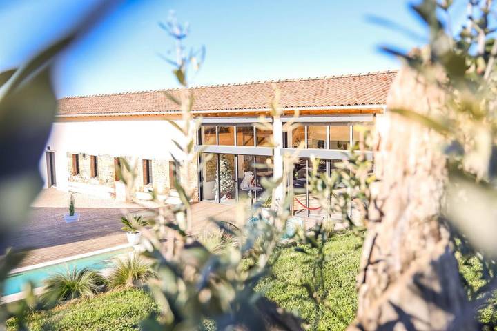 Villa pour 40 personnes, avec terrasse ainsi que piscine et vue, animaux acceptés dans le Gers