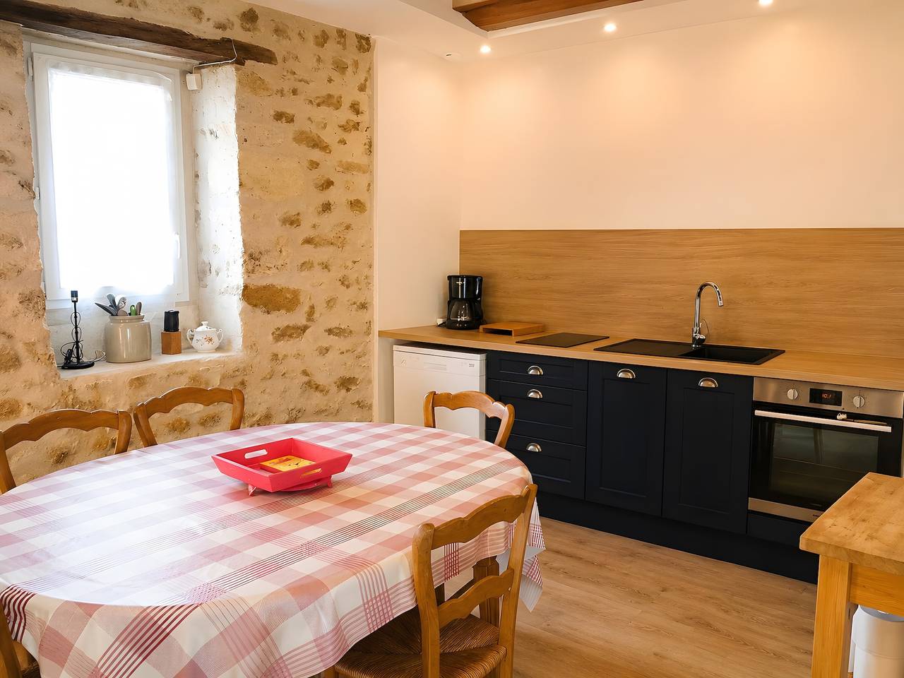 Maison de campagne avec terrasse privée, jardin privé et Wi-Fi à Sainte-Scolasse-sur-Sarthe in Sainte-Scolasse-sur-Sarthe, Région d'Alençon