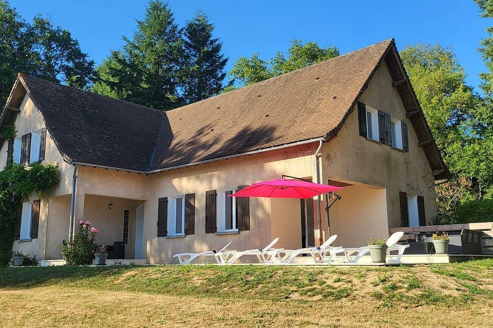 Lovely Modern 6-Bed Retreat Near 3 Swimming Lakes, Perfect for Families in Saint-Mathieu, Parc naturel régional Périgord-Limousin