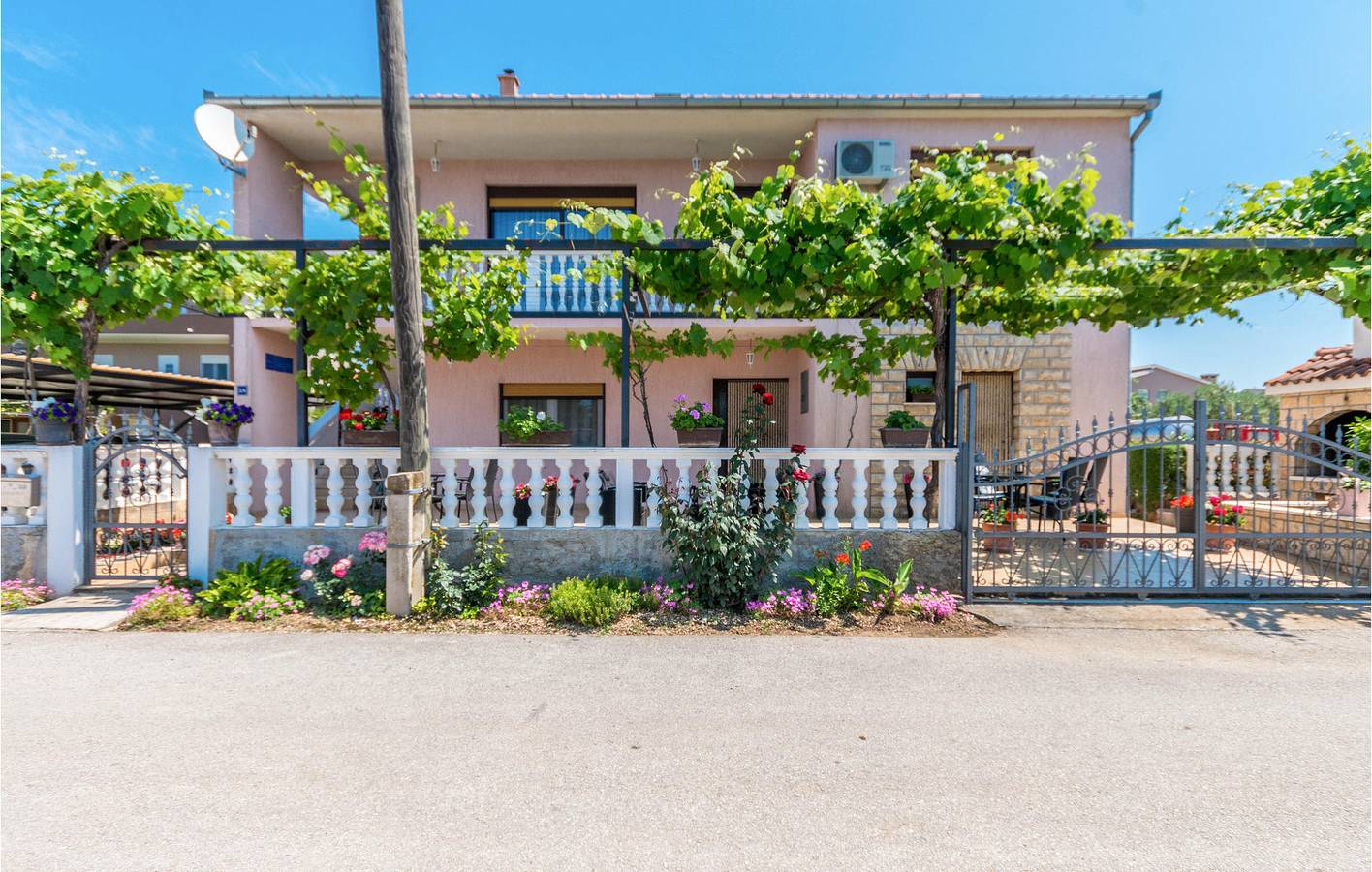 Ganze Ferienwohnung, Charmantes Apartment mit Terrasse, WLAN und Strandzugang in 2 km Entfernung in Biograd na Moru, Zadar