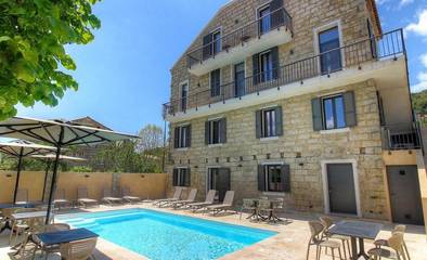 Chambre d’hôte pour 2 personnes, avec jardin et piscine ainsi que vue et terrasse à San-Gavino-di-Carbini