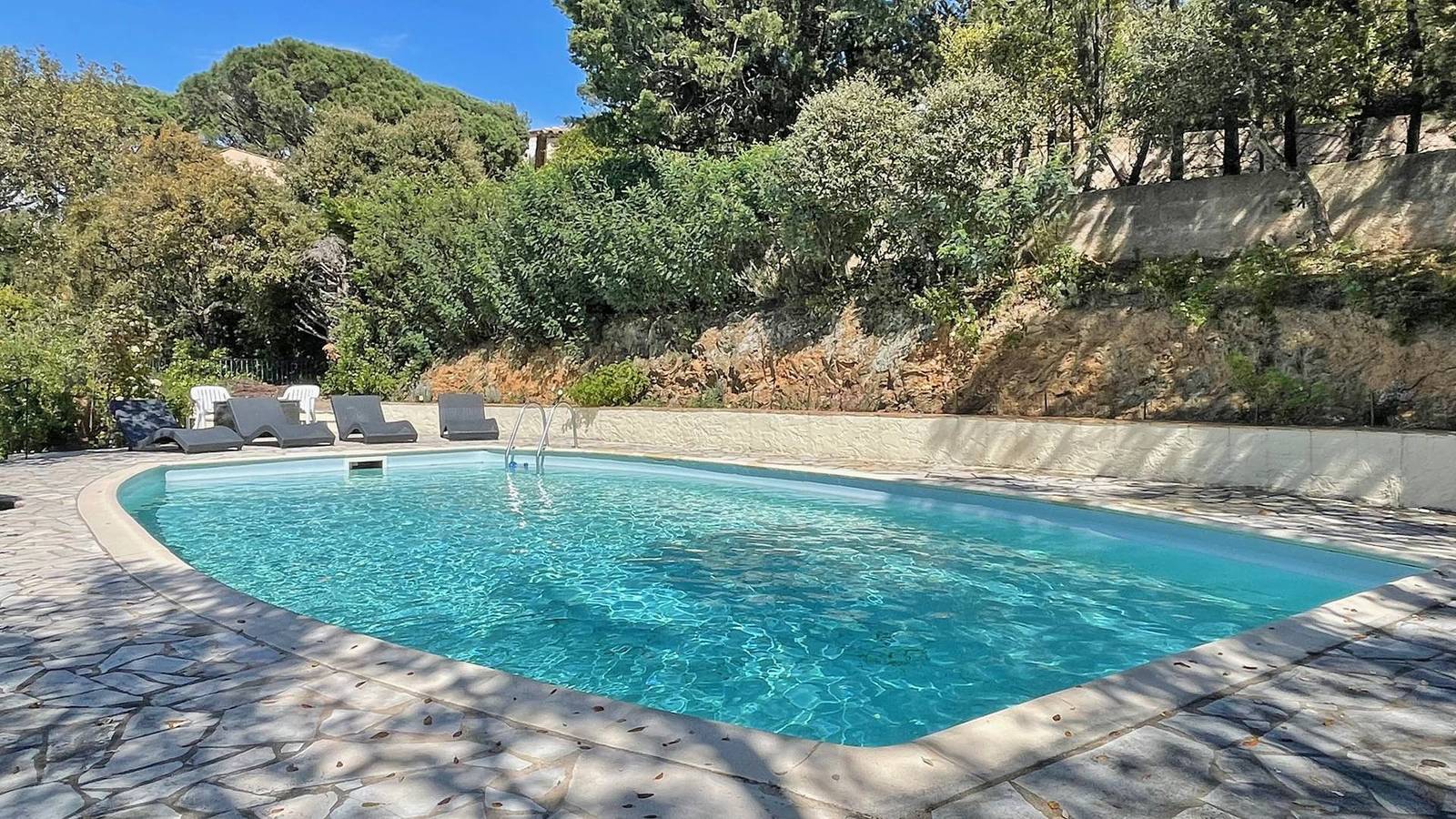 Entire holiday apartment, Villa T5 - 10 People - Private Pool - Air Conditioning - Wifi - Near Downtown - Sainte Maxime in Sainte-Maxime, Draguignan region