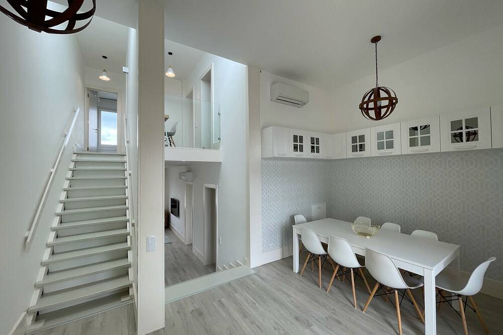 Apartamento inteiro, Lindo apartamento de cobertura com terraço - 4 minutos a pé da praia in Praia Tróia Mar, Carvalhal