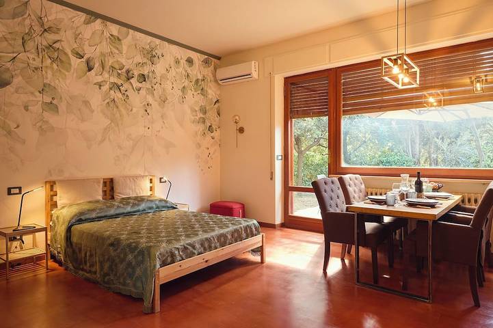 Ganze Wohnung, Le Balze Open Space with Private Garden in Villa with Park and Pool in Perugia, Perugia Provinz